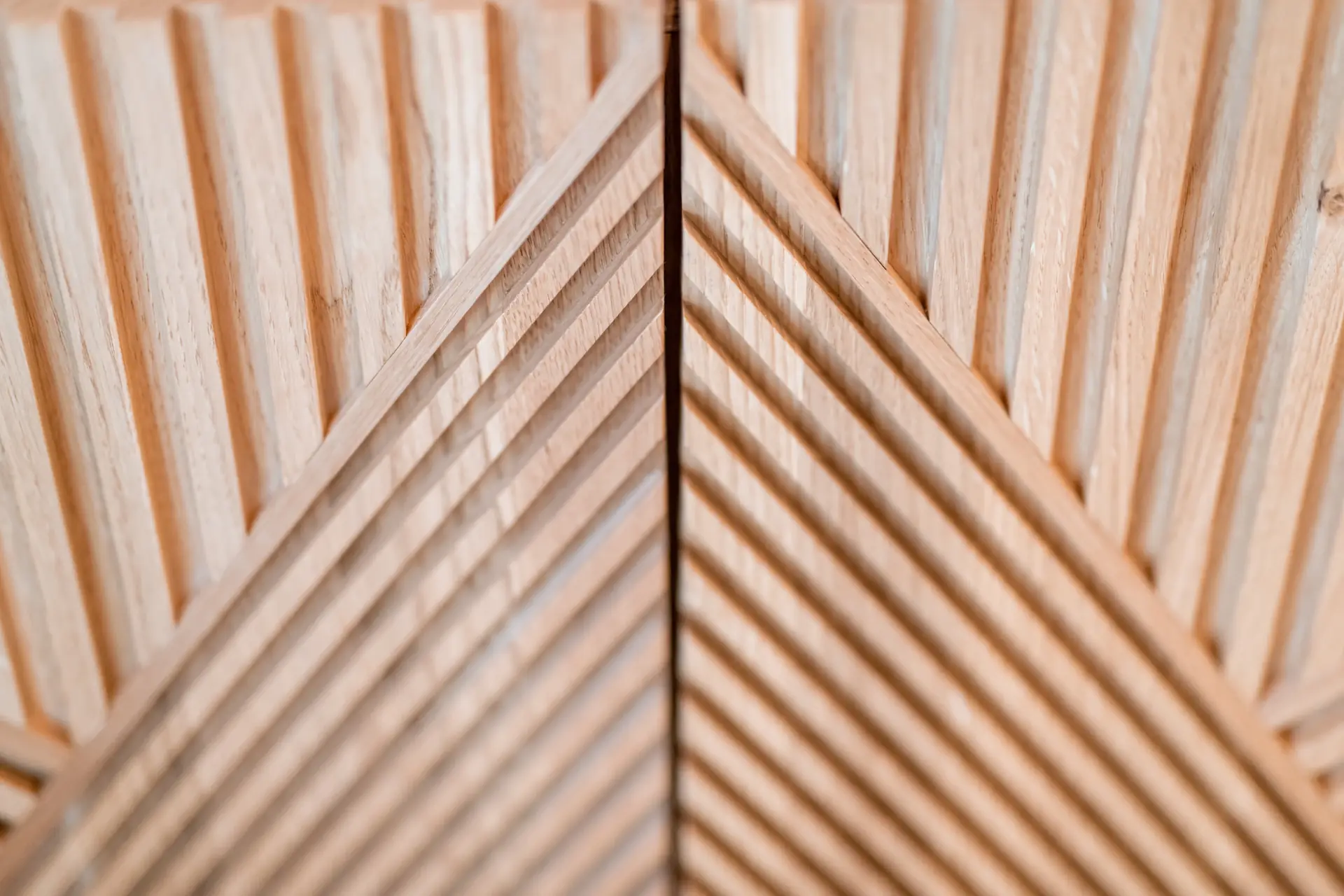 Noční stolek s lampičkou, detail u postele