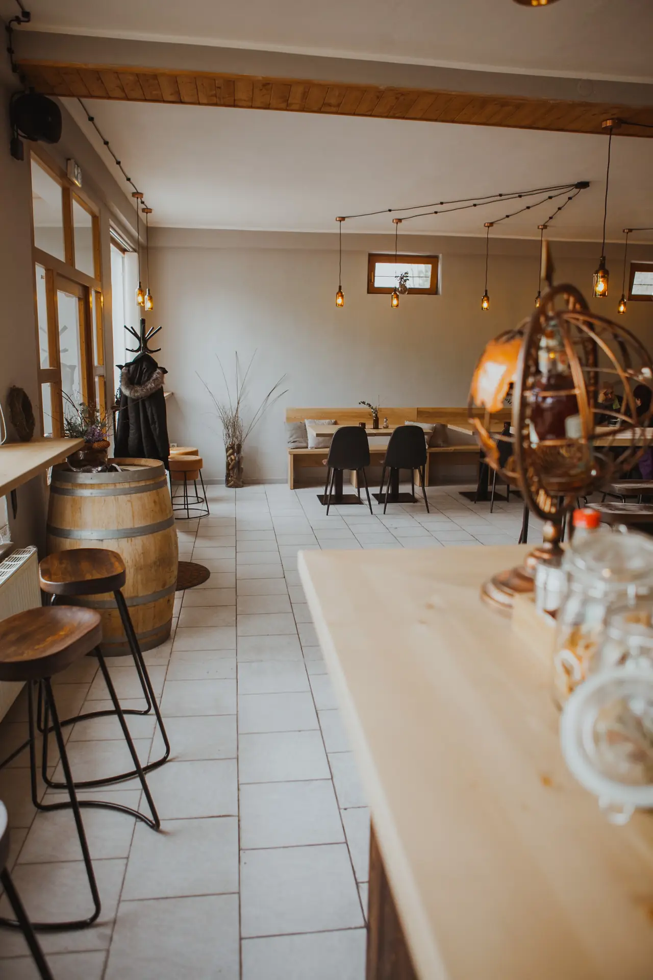 Celkový pohled do osvětleného interiéru